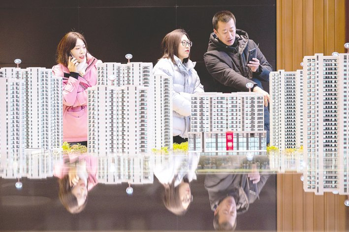 太原，一家售楼部举办年终促销活动，置业顾问为市民推介商品住宅&nbsp;视觉中国图