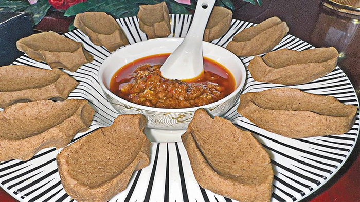 糌粑团配牛肉辣酱。　记者　格桑伦珠　摄