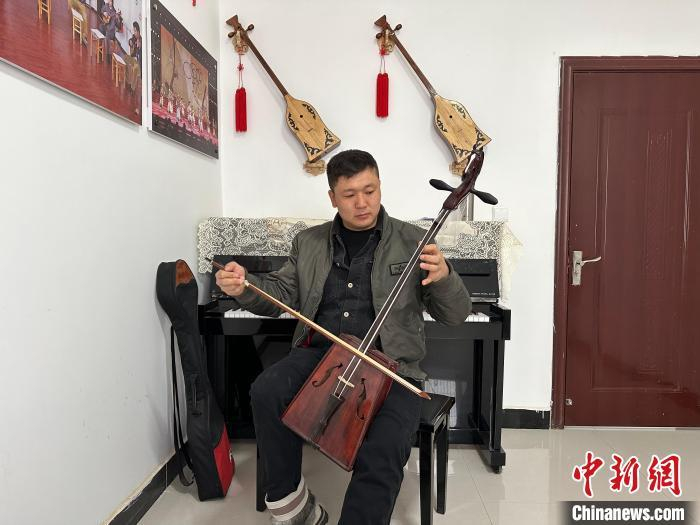 1月底，“90后”乌兰牧骑队员铁恩格斯在排练室练习马头琴。刘潇 摄