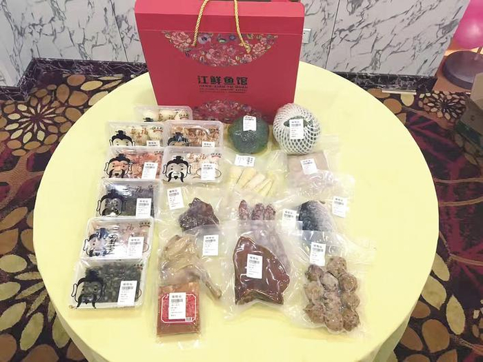     丰盛、省事的年夜饭礼包走俏。