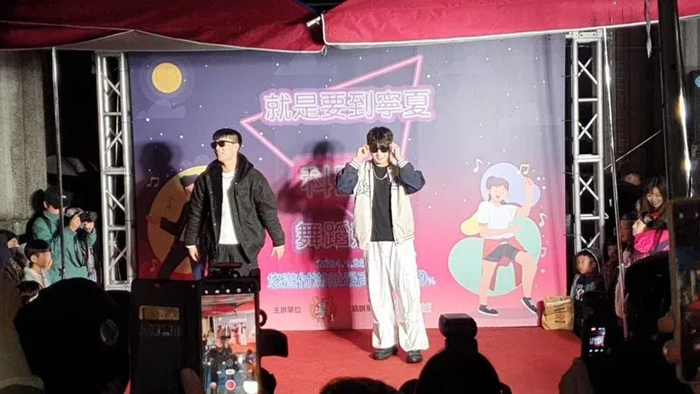 宁夏夜市“科目三”舞蹈竞赛。图片来源：联合新闻网