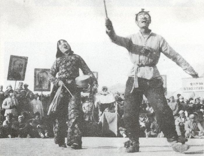 1943年,鲁艺秧歌队演出《拥军秧歌》新华社发(延安鲁艺文化中心供图)