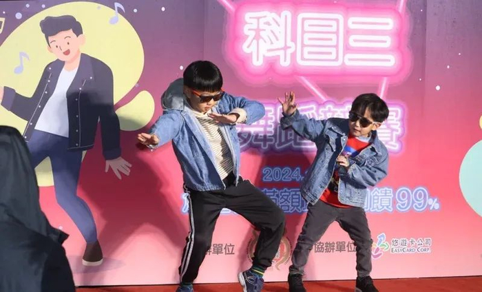 宁夏夜市“科目三”舞蹈竞赛。图片来源：联合新闻网