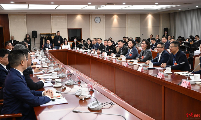 ▲成都市第十八届人民代表大会第二次会议“代表·局长面对面”咨询交流会现场