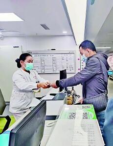 　甘肃省武威市推出“床旁结算”便民措施，入院、缴费、结算、出院均可在护士站“一站式”办理。于芳摄/光明图片