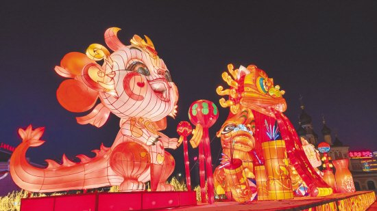 　　哈尔滨火车站前，彩灯喜迎八方客。“哈报手机记者” 李丽艳摄