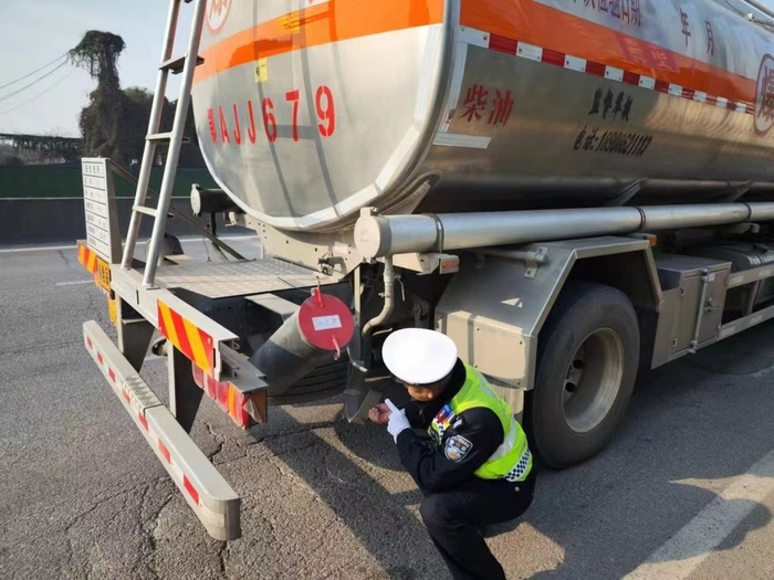 ▲春运期间，武汉交警强化安全管控