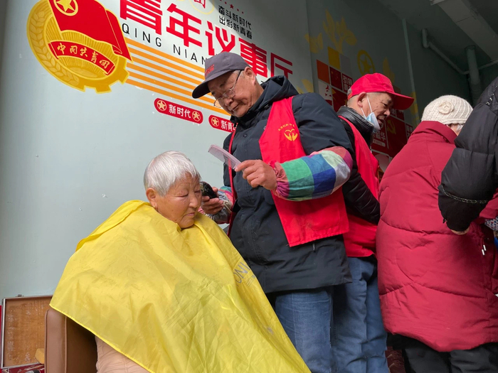 ▲武汉智苑社区依托党群服务站开展公益服务活动