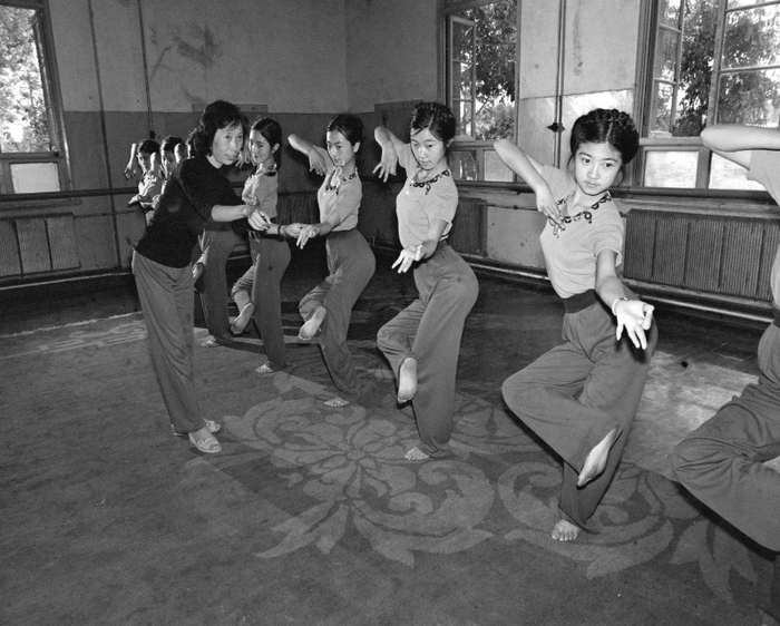 1982年，甘肃省艺术学校新开设一门敦煌舞基本训练课，重现敦煌壁画舞姿。 新华社记者敏钟杰摄