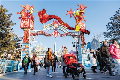 1月27日，游客游览北京环球度假区。新京报记者 王子诚 摄