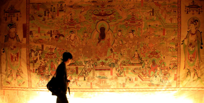 2008年11月18日，参观者在法国巴黎的中国文化中心观看立体复制的敦煌榆林窟第25号石窟。新华社记者 张玉薇 摄