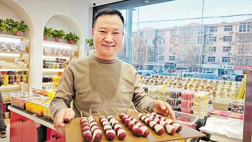     1月9日，雄安新区雄县大树刘庄村的辛爱青在自家的“籽呈”冰糖葫芦店内整理货品。 河北日报记者 曹 铮摄