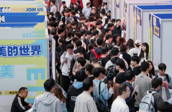 ▲武汉秋季招聘会现场