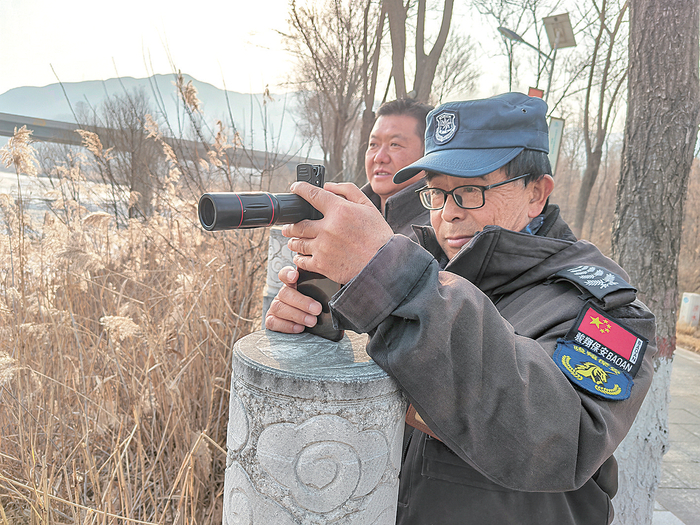 宁湖湿地管护人员郑顺章（左）和刘自强在监测水鸟。