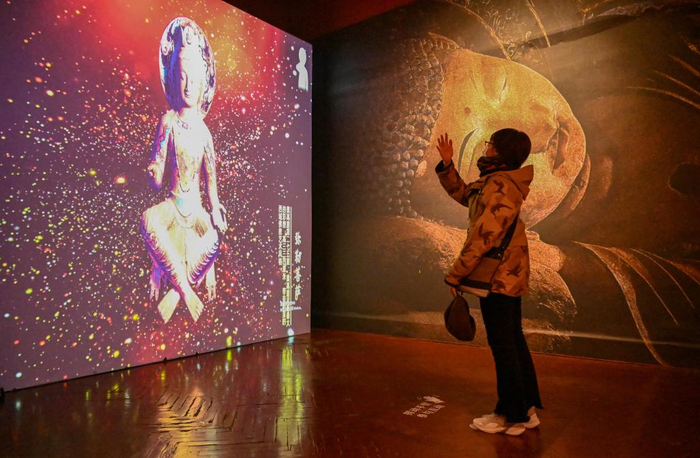 2023年11月28日，在天津数字艺术博物馆，观众通过数字技术与敦煌文物互动。新华社记者 孙凡越 摄