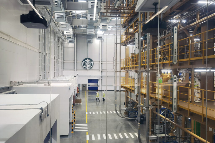 　　星巴克中国咖啡创新产业园的绿色烘焙工厂。新华社记者 杨绍功 摄