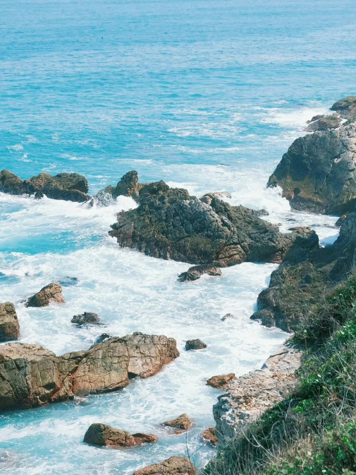 ▲杨梅坑位于深圳大鹏新区南澳街道，是深圳东部黄金海岸的主要组成部分。图源：小红书@苏菲姐妹
