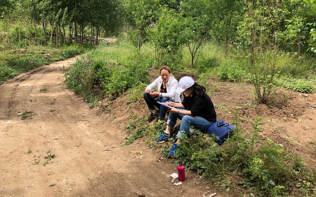 2021年夏天，调研团队的老师刘娟在地头和农民聊天。受访者供图