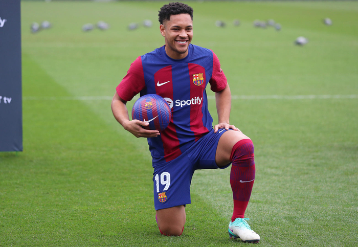 当地时间2024年1月5日，巴萨新援罗克亮相签约仪式 图据视觉中国