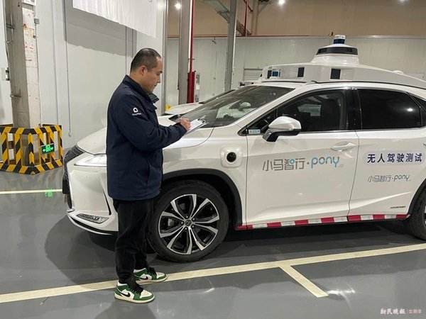 图说：自动驾驶安全员朱玉龙工作照 新民晚报记者 叶薇 摄（下同）