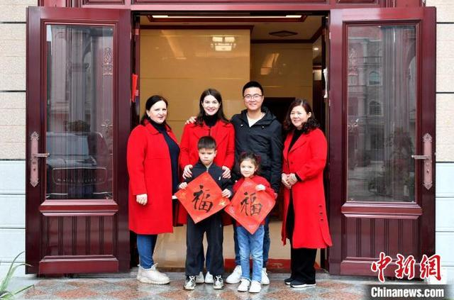 1月29日，廖锐杰和卡佳一家在家门口合影。中新社记者 吕明 摄