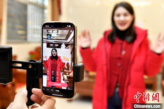 1月29日，来自乌克兰的“洋媳妇”卡佳正准备出镜直播。中新社记者 吕明 摄