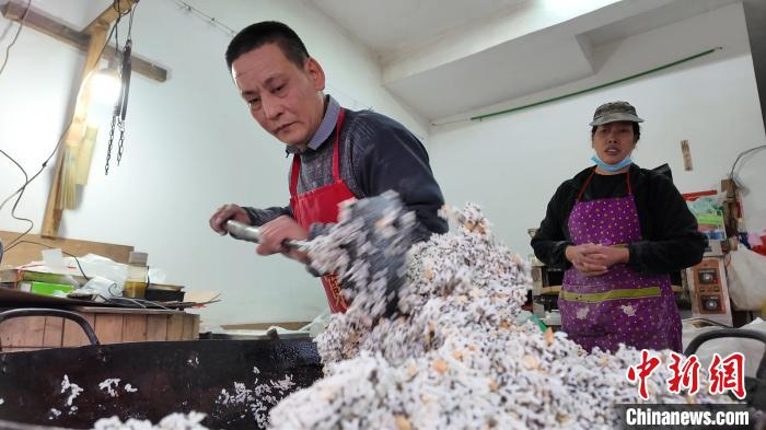 图为灶糖手工艺人卓文章制作米糕。 余汕康 摄