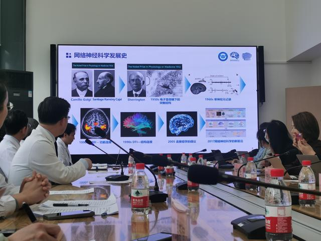 首都医科大学宣武医院，专家正在介绍脑机接口技术的进展。  新京报记者 戴轩 摄