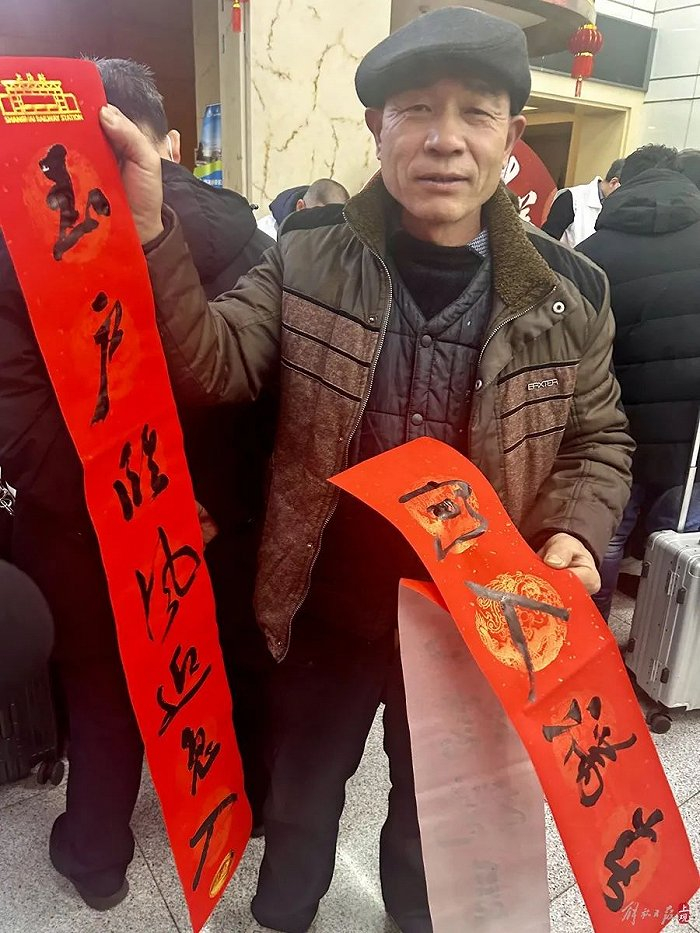 老郑说要把上海的祝福带回山东老家。施晨露摄