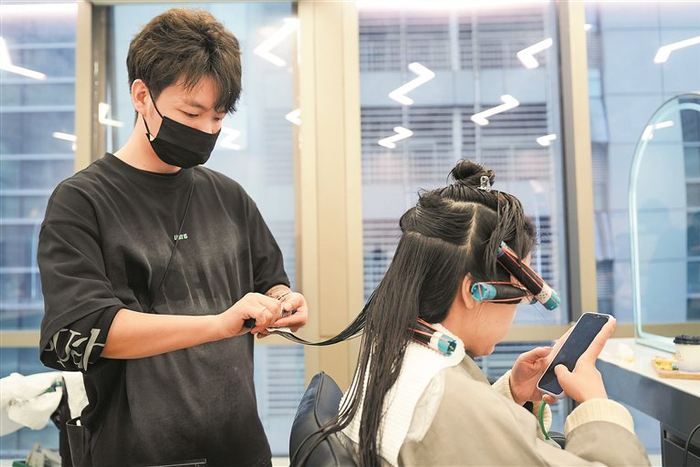 工作人员为顾客卷发定型。