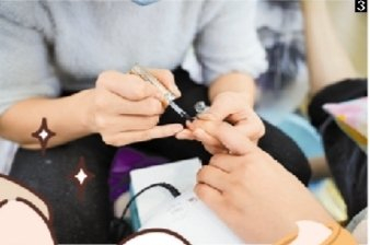 美甲师为顾客涂上美甲油。 