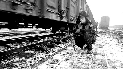     春运期间，中国铁路太原局侯马北车辆段检车员对车辆进行检查。庞珺摄/光明图片