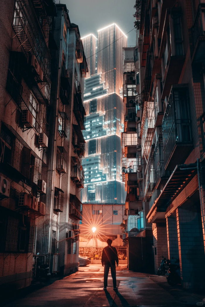 ▲南山石鼓花园，摩天大楼竖立在两栋居民楼中间。图源：小红书暴走的K哥哥