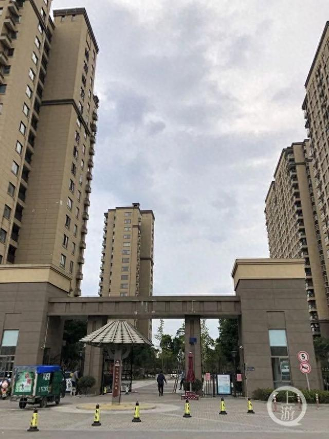 ▲同事在物业陪同下打开房门才得知王女士已死亡。图片来源/受访者供图