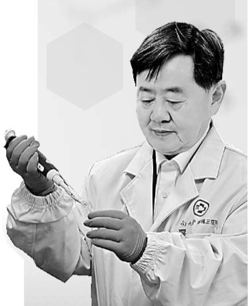     正在实验室工作的中南大学湘雅三医院首席专家王维。资料图片