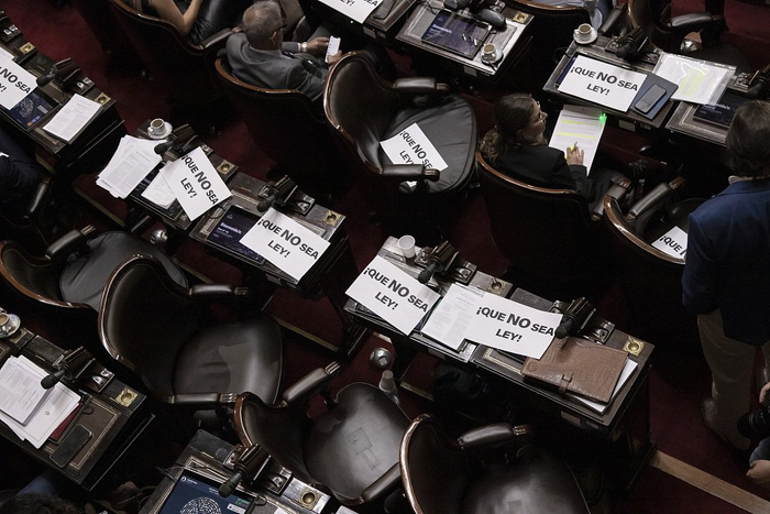 当地时间2024年2月2日，阿根廷布宜诺斯艾利斯，反对派议员桌上的标语——“不要让它成为法律！”（图源：视觉中国）