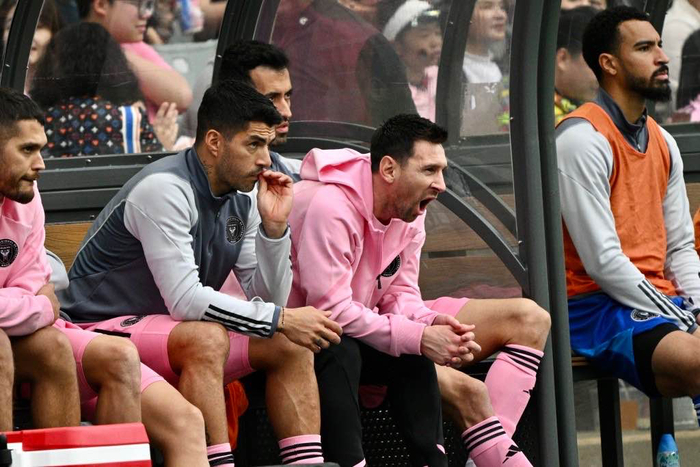 4日表演赛，不止梅西坐足全场，苏亚雷斯也整场没上 图自香港星岛网