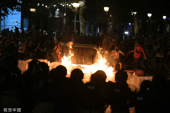 当地时间2024年2月2日，阿根廷布宜诺斯艾利斯，示威者在国会外的抗议活动中放火。（图源：视觉中国）