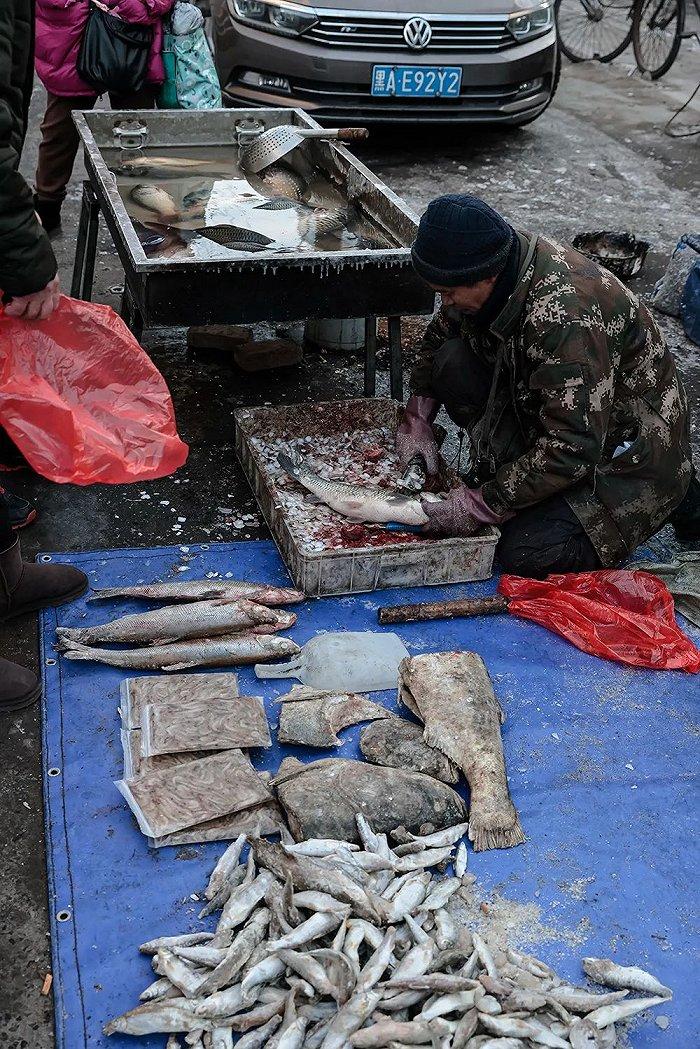 道外区街头的鱼摊。