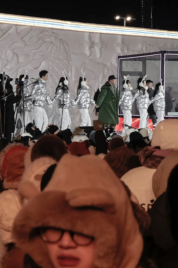 左右哥在冰雪大世界领舞。