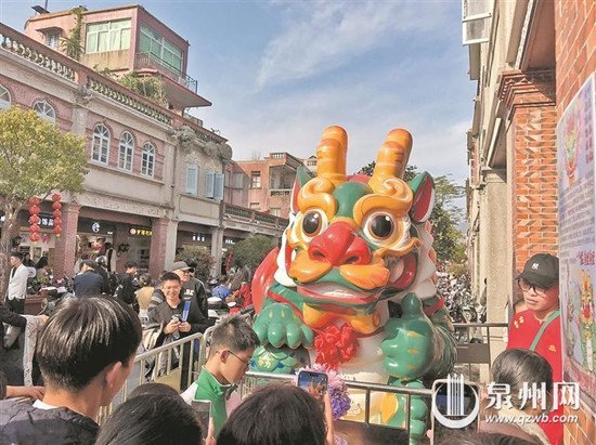 小青龙一亮相就引来众多市民打卡