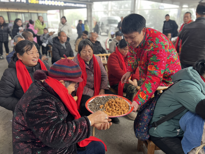 村民喜笑颜开。景区供图