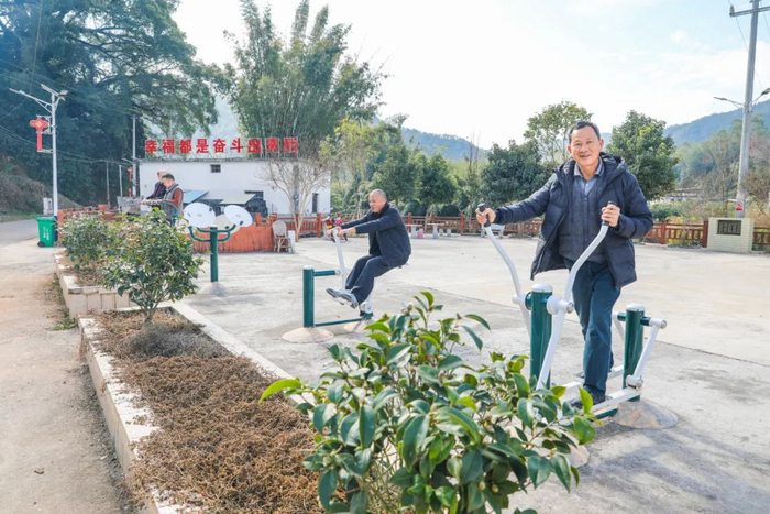 村民在新建的小广场上休闲健身。