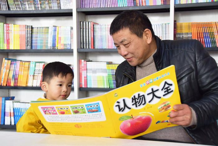 2024年2月1日，家长带领小朋友在湖南省永州市江永县新华书店阅读图书，在书香中享受寒假生活。通讯员 田如瑞 摄