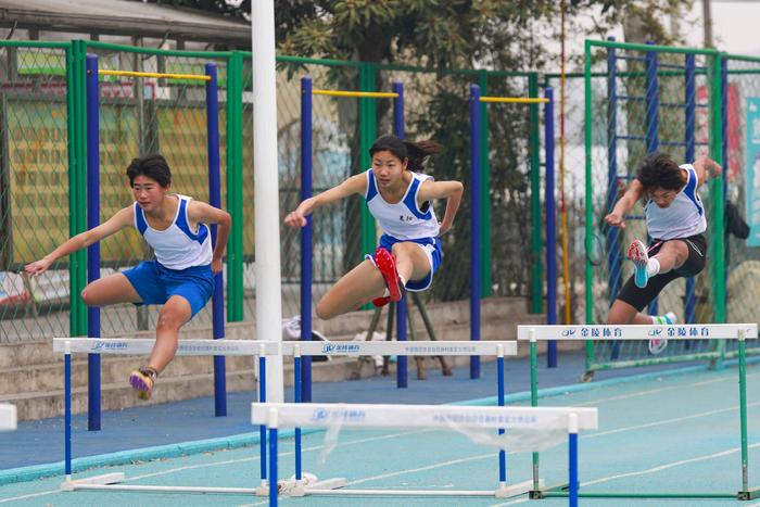 2024年1月31日，湖北省襄阳市樊城区竹条实验中学，体育社团的学生们在老师指导下进行跨栏训练。通讯员 聂志鹏 摄