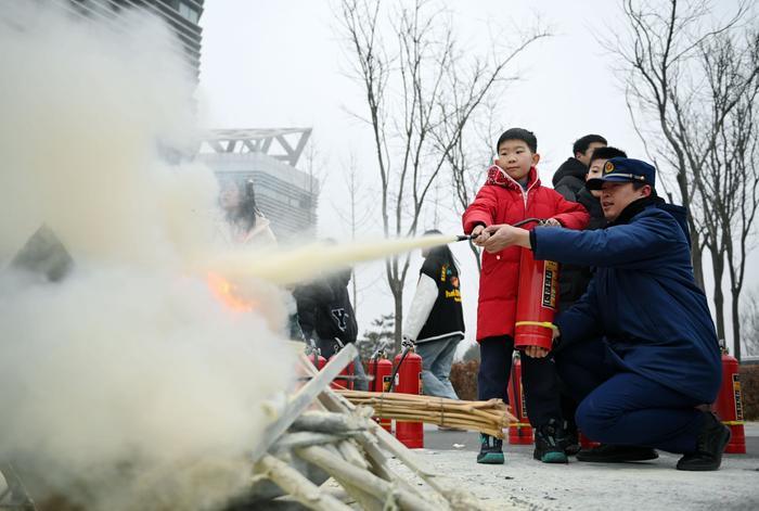 2024年1月31日，河北省邯郸市青少年活动中心的小朋友在学习体验灭火器的使用。通讯员 周绍宗 摄