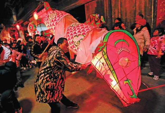 瞻淇嬉鱼灯。施亚磊/摄