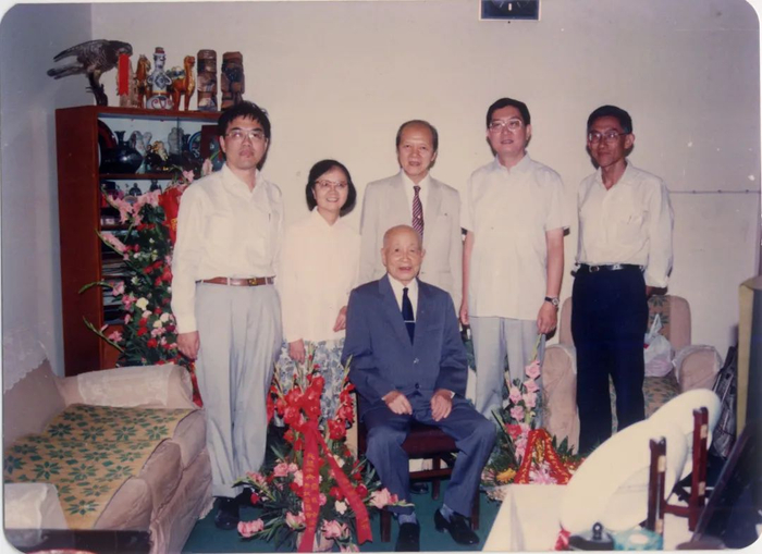 1991年，学生（后排左起：忻元龙、胡和生、谷超豪、李大潜、洪家兴）为苏步青老师祝寿。 复旦大学 供图