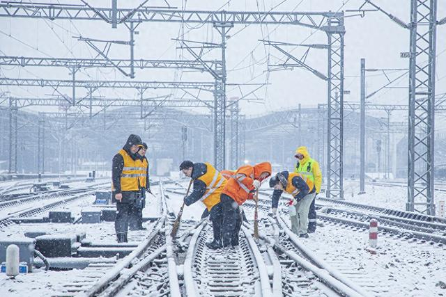 2月4日，合肥地区扫雪除冰现场。 中国铁路上海局集团有限公司 图