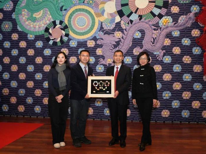 北京市文化和旅游局向巴黎中国文化中心赠送“双奥之城非遗故事徽章”